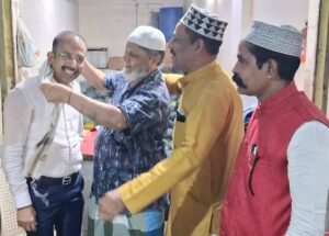 रहमतनगर मध्ये इफ्तार नंतर बविआ नगरसेवक निलेश देशमुख  रस्त्यावर बसून नागरिकांशी थेट संवाद