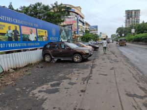 पापडी-बाभोळा मार्गावर अतिक्रमणांचा विळखा; रस्ता वाहतुकीचा की पार्किंगचा?