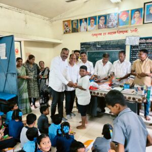 शिक्षणाचे धडे गिरवणाऱ्या विद्यार्थ्यांच्या पाठीवर कौतुकाची थाप; आदिवासी सेना प्रतिष्ठानतर्फे कुवरपाडा व म्हस्कीनपाडा शाळेत मोफत वह्या-साहित्य वाटप